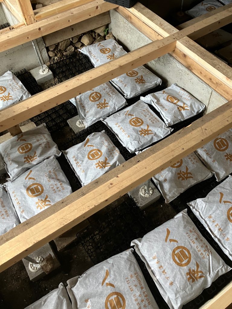 Humidity-regulating charcoal "Sumihachi" is laid under the floor.