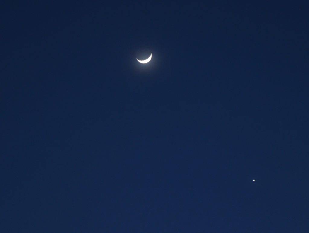 三日月と金星