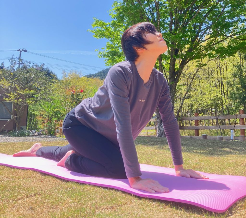 千本テラスの多目的広場でヨガ