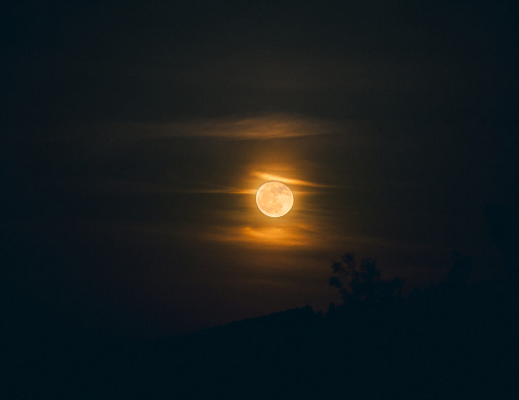 のぼり際の満月は本当に美しい！