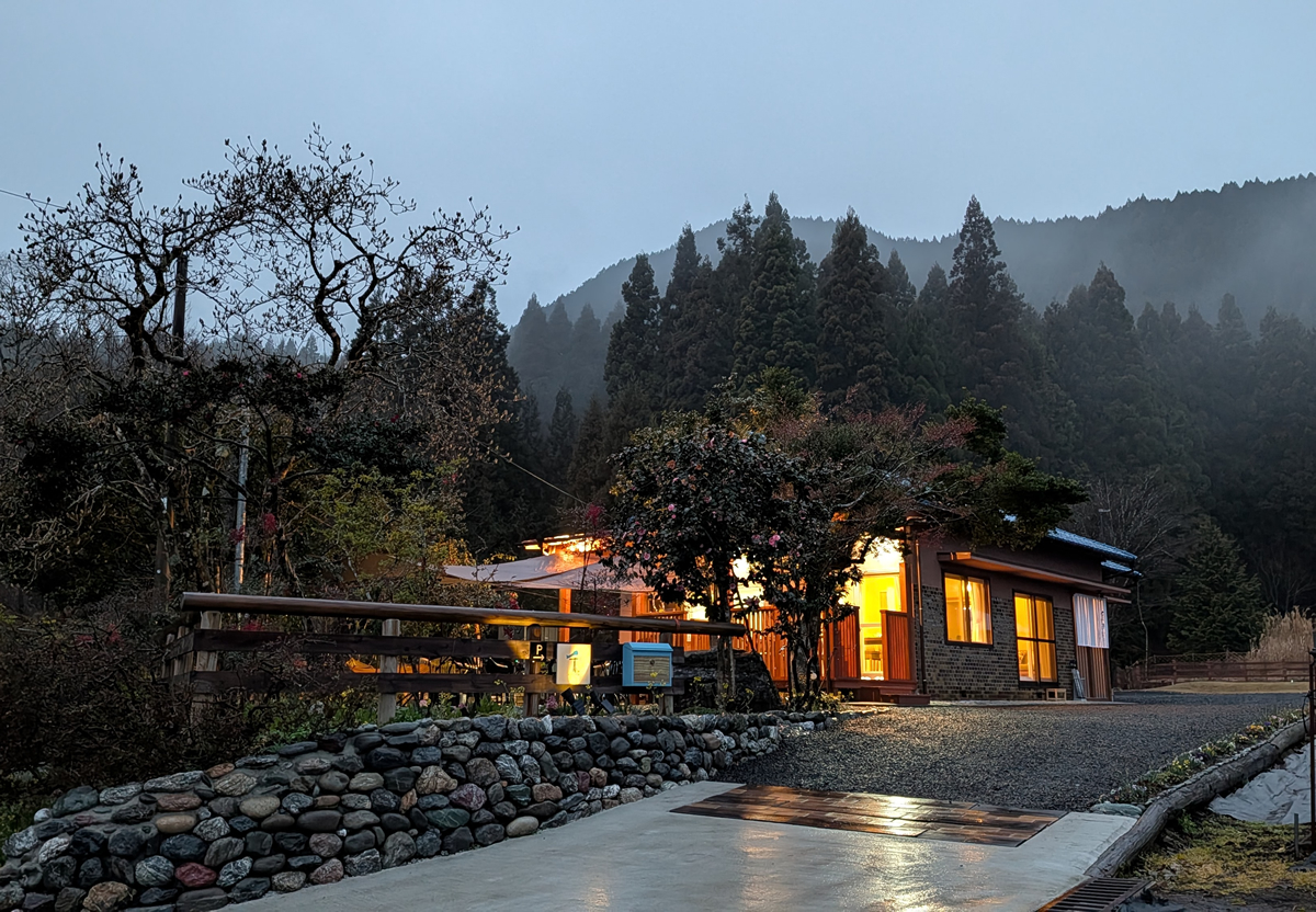 オレンジ色の外観